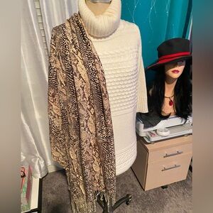 Baby, it’s cold outside ⛄️two piece sweater and snake print wrap⛄️⛄️